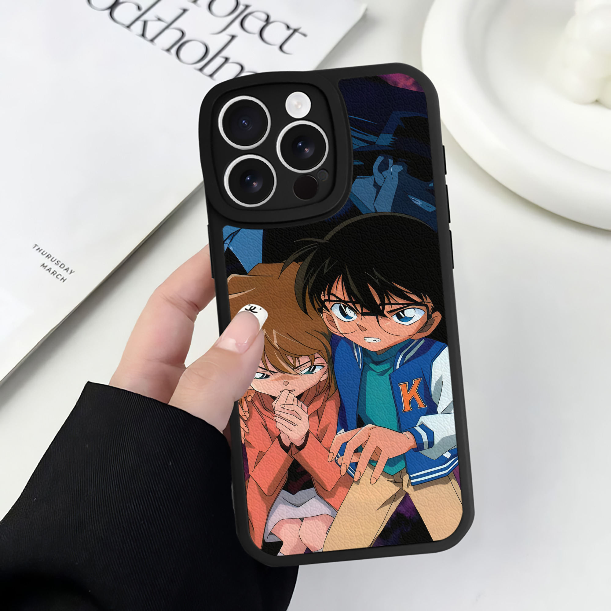（画像用） 名探偵コナン Detective Conan 【iPhone 16シリーズ対応】シリコンスマホケース（レザー調） 材質：シリコン